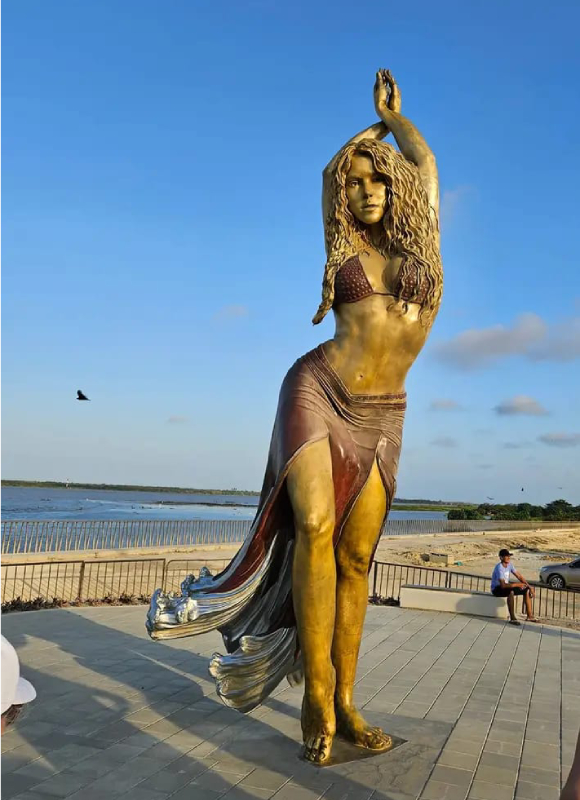 monumento shakira barranquilla el malecon